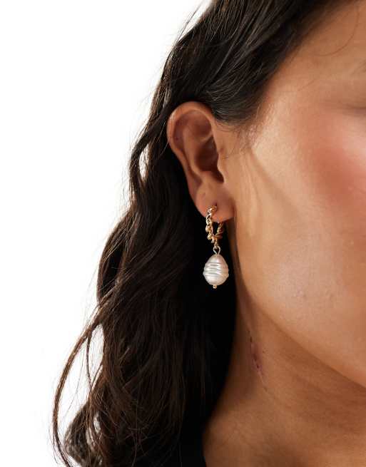 Pendientes de aro pequeños dorados con charm de perla retorcida de DesignB London