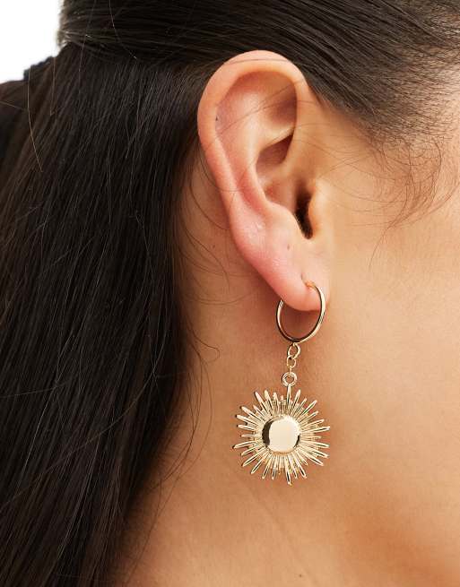 Pendientes de aro pequeños dorados con charm de sol Marisol de Petit Moments
