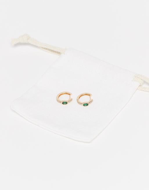 Pendientes de aro pequeños dorados con circonitas verdes y bolsa de regalo de ASOS DESIGN, 2 de 3
