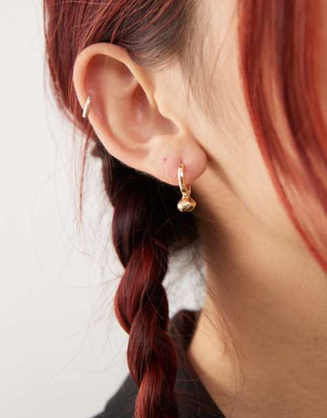 Pendientes de aro pequeños dorados con detalle de remache de Weekday - view 1