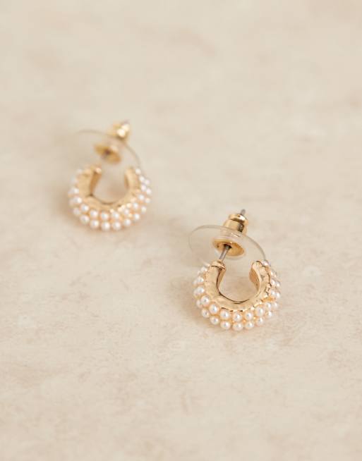 Pendientes de aro pequeños dorados con diseño adornado de perlas de DesignB London, 2 de 3
