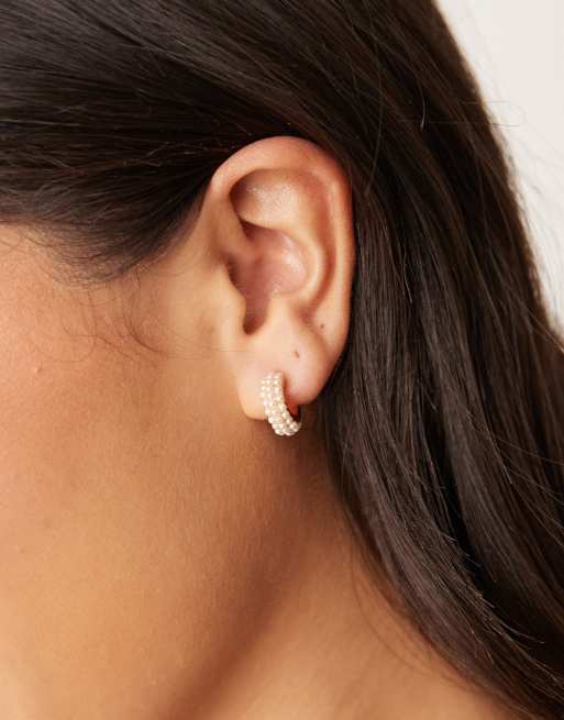Pendientes de aro pequeños dorados con diseño adornado de perlas de DesignB London, 3 de 3