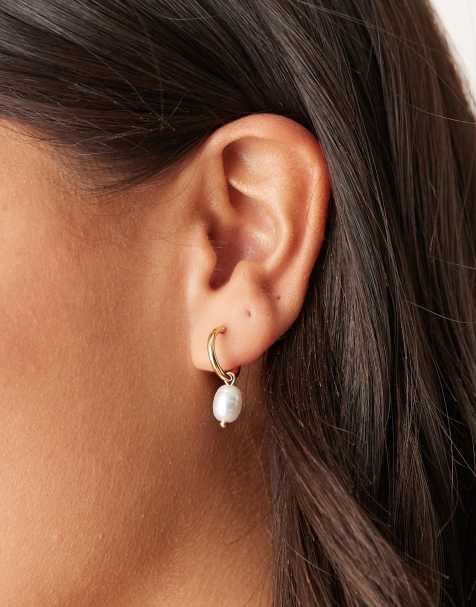 Pendientes de aro pequeños dorados con diseño colgante de perla de DesignB London - view 1