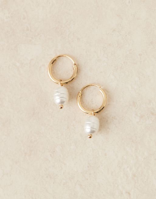 Pendientes de aro pequeños dorados con diseño colgante de perla de DesignB London, 2 de 3