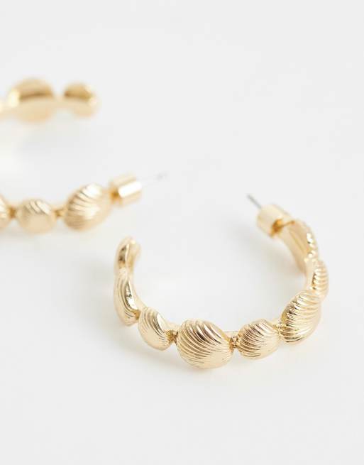 Pendientes de aro pequeños dorados con diseño de conchas pequeñas de ASOS DESIGN, 3 de 4
