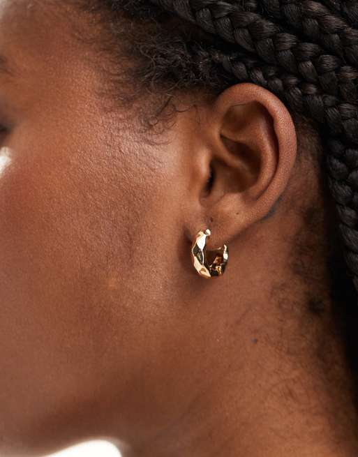 Pendientes de aro pequeños dorados con diseño repujado de DesignB London 