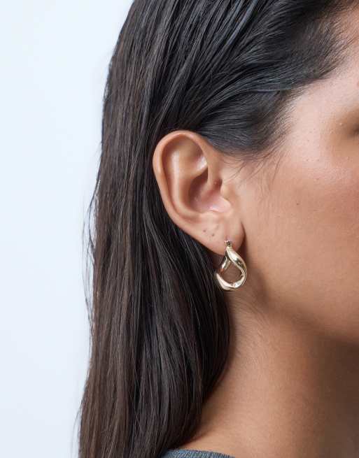 Pendientes de aro pequeños dorados con diseño retorcido de ASOS DESIGN, 2 de 4