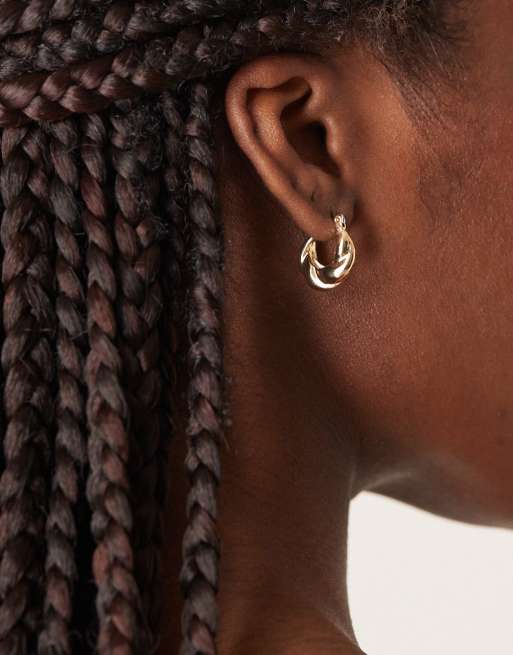 Pendientes de aro pequeños dorados con diseño retorcido de DesignB London