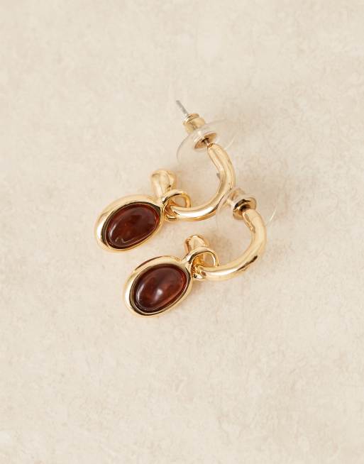 Pendientes de aro pequeños dorados con piedra ámbar de DesignB London, 2 de 3