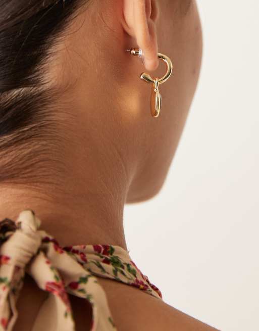 Pendientes de aro pequeños dorados con piedra ámbar de DesignB London, 3 de 3