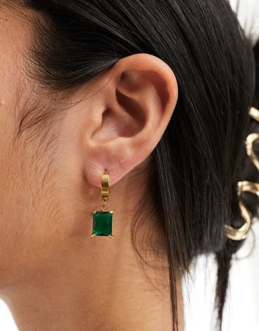 Pendientes de aro pequeños dorados de acero inoxidable con charm verde esmeralda de Lost Souls