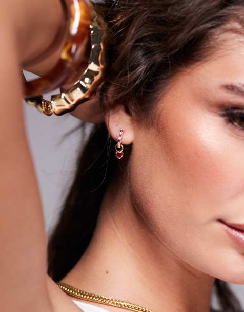 Pendientes de aro pequeños dorados y rosas con charm de corazón de strass exclusivos de Kaiia - view 1