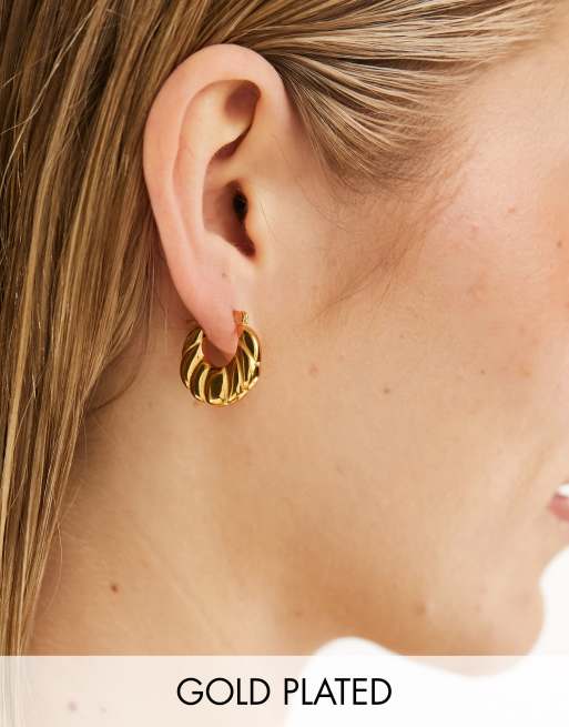 Pendientes de aro pequeños estilo cruasán chapados en oro vermeil de 18 quilates de Seol + Gold