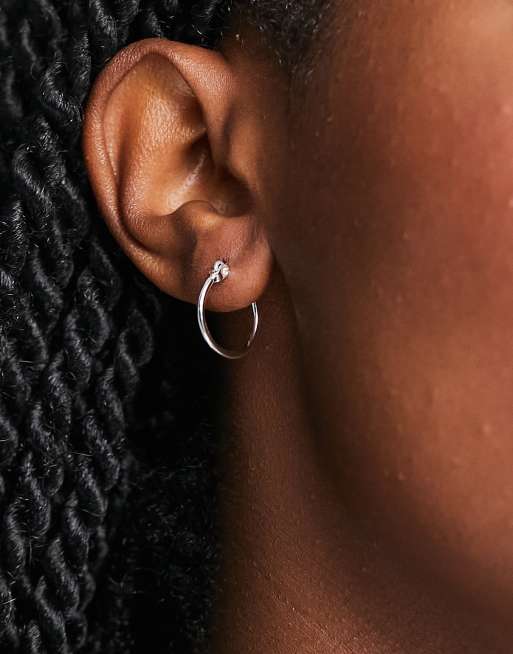 Pendientes de aro pequeños plateados chapados en plata de ley de 18 quilates exclusivos de Pieces, 2 de 4