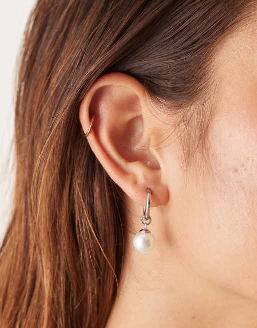 Pendientes de aro pequeños plateados con charm de perla de acero inoxidable de Lost Souls, 4 de 4