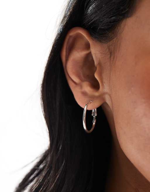 Pendientes de aro pequeños plateados sencillos de Accessorize, 2 de 3