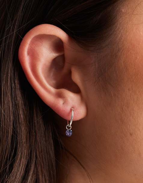 Pendientes de aro plateados con charm de gema morada de Kingsley Ryan - view 1