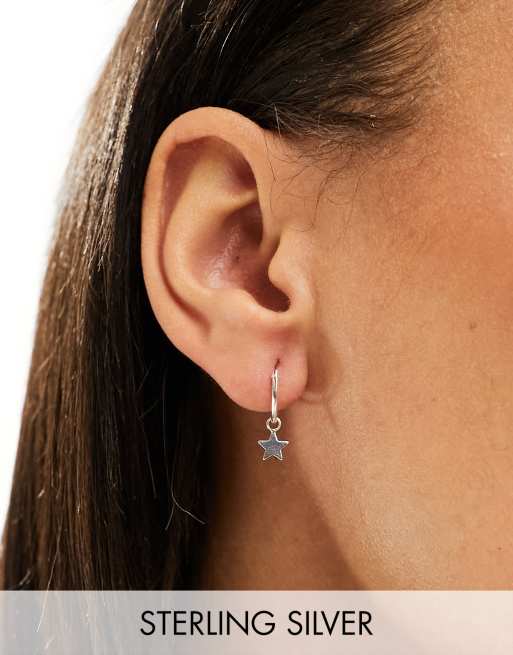 Pendientes de aro plateados con charm de luna y estrella de plata de ley de Kingsley Ryan