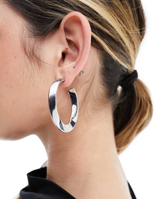 Pendientes de aro plateados con diseño curvado y fino de Mango