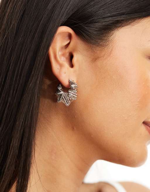 Pendientes de aro plateados con diseño de cruasán de alambre de Petit Moments