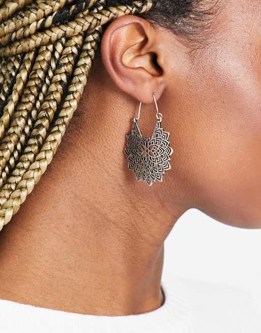 Pendientes de aro plateados con diseño de filigrana de ASOS DESIGN