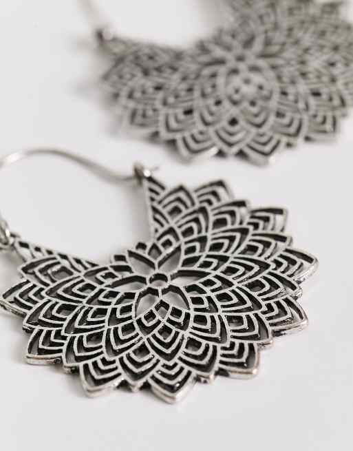 Pendientes de aro plateados con diseño de filigrana de ASOS DESIGN, 4 de 4