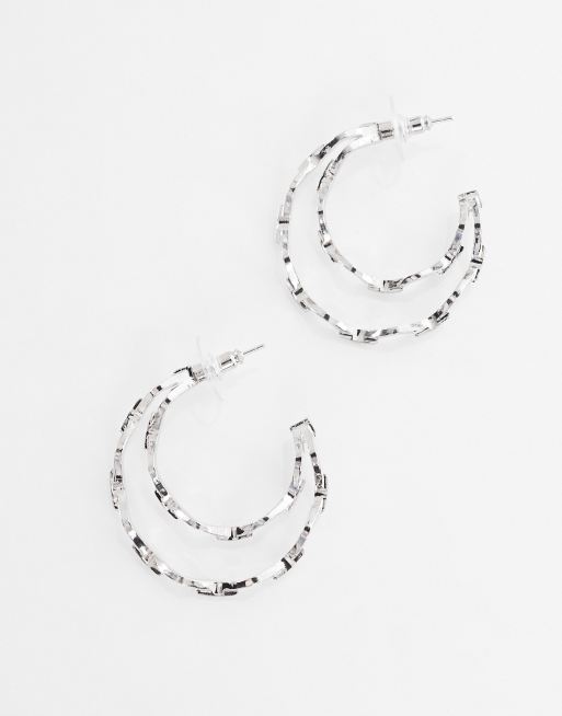 Pendientes de aro plateados con diseño ondulado Truebe de Petit Moments , 2 de 4