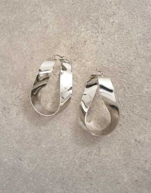 Pendientes de aro plateados con diseño retorcido Charlotte de Topshop, 2 de 3