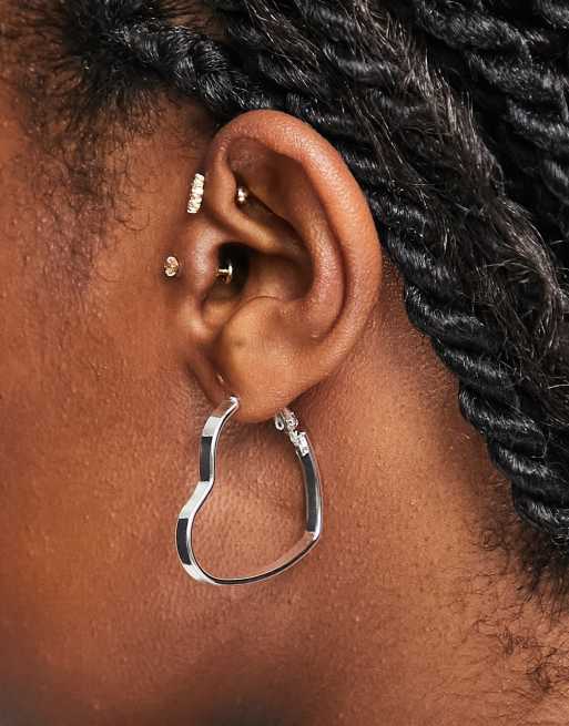 Pendientes de aro plateados en forma de corazón de Monki