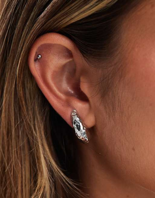 Pendientes de aro plateados gruesos con acabado repujado de DesignB London  