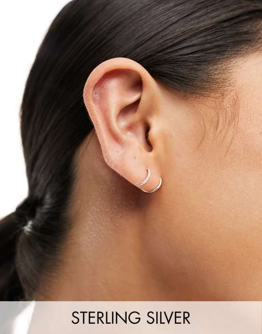 Pendientes de aro plateados pequeños con diseño en espiral de plata de ley de Kingsley Ryan