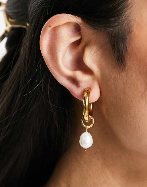 Pendientes de aros pequeños de acero inoxidable chapado en oro con charm de  perla Sunkissed de Bohomoon