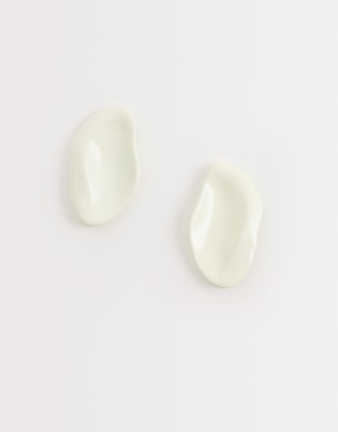 Pendientes de botón blancos con diseño esmaltado irregular de DesignB London - view 1