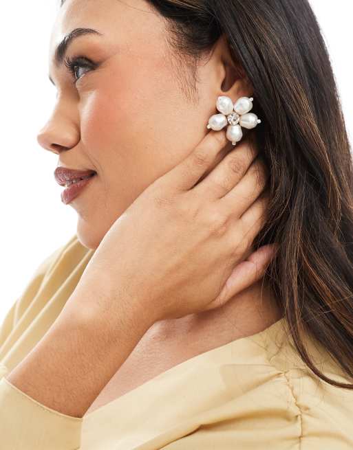 Pendientes de botón blancos llamativos con diseño floral de perlas de Accessorize, 3 de 3