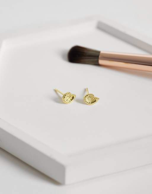 Pendientes de botón chapados en oro con diseño de caracola de Kingsley Ryan , 3 de 4