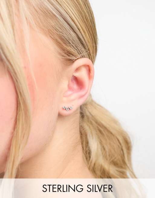 Pendientes de botón con diseño de 3 corazones de plata de ley de Kingsley Ryan