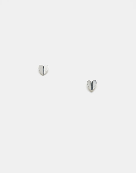Pendientes de botón con diseño de corazón plano de plata de ley de Kingsley Ryan - view 1