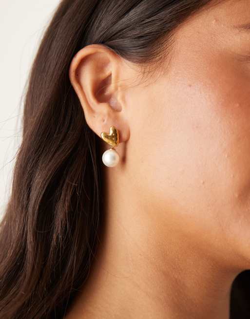 Pendientes de botón con diseño de corazón y perla de acero inoxidable chapado en oro de 18 quilates de Lost Souls, 2 de 3