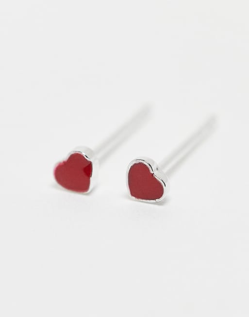 Pendientes de botón con diseño de corazones rojos esmaltados en plata de ley de Kingsley Ryan, 2 de 3