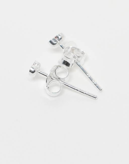 Pendientes de botón con diseño de corazones rojos esmaltados en plata de ley de Kingsley Ryan, 3 de 3