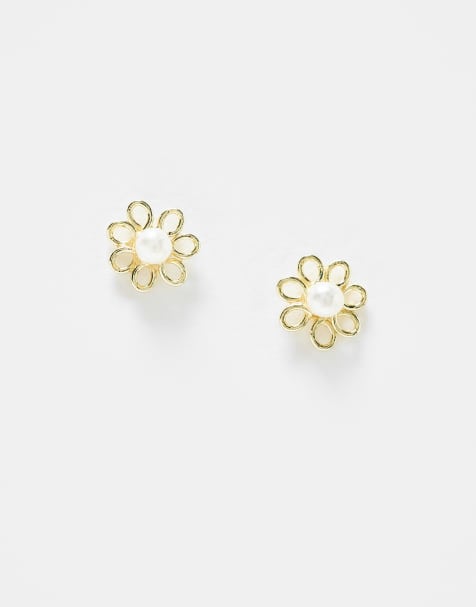 Pendientes de botón con diseño de flor y adorno de perla chapados en oro de Kingsley Ryan - view 1