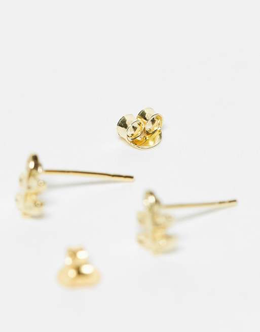 Pendientes de botón con diseño de hojas pequeñas chapados en oro de Kingsley Ryan, 2 de 3