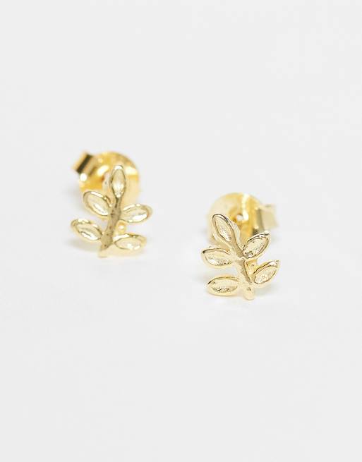 Pendientes de botón con diseño de hojas pequeñas chapados en oro de Kingsley Ryan, 3 de 3