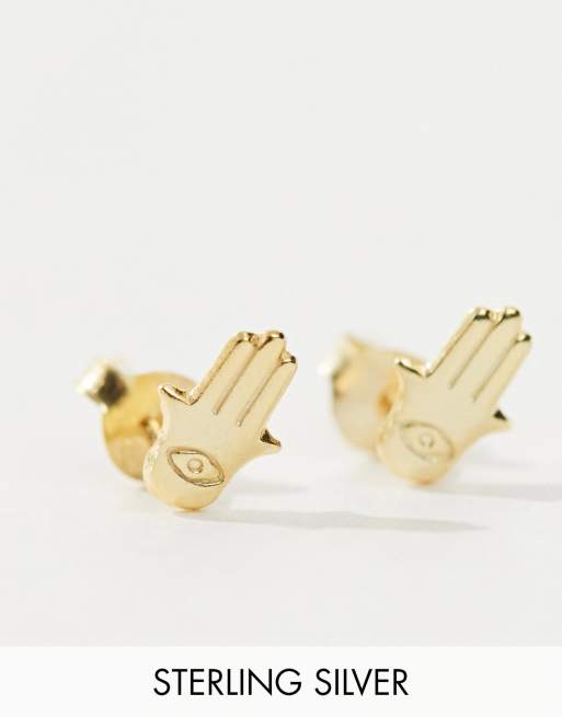 Pendientes de botón con diseño de mano de Fátima chapados en oro de Kingsley Ryan 