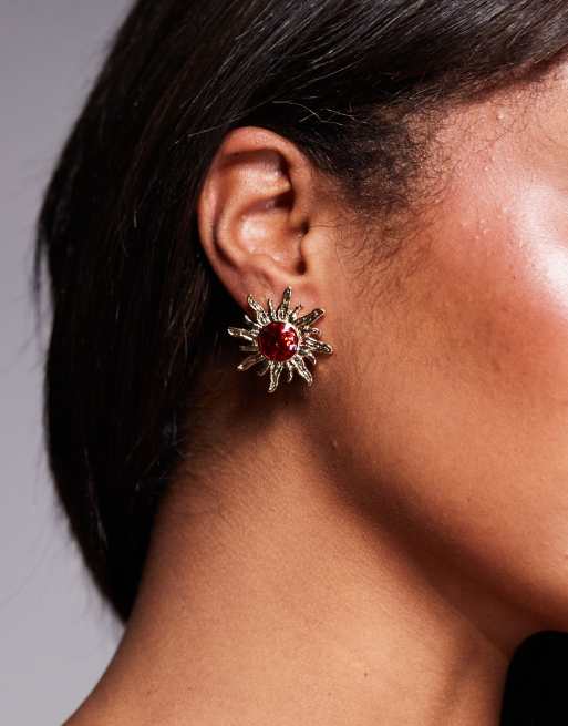Pendientes de botón con diseño de sol chapados en oro de 18 quilates con piedra roja de 8 Other Reasons