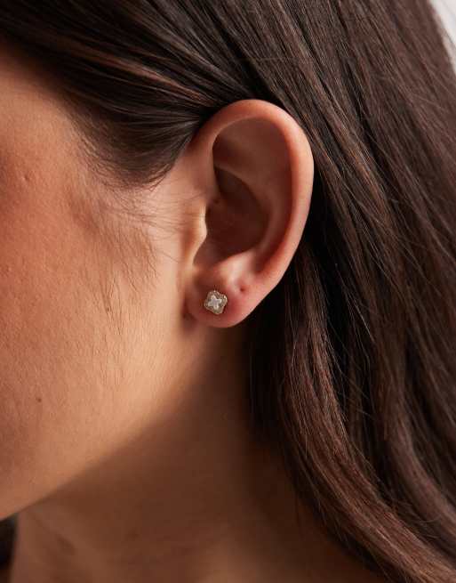Pendientes de botón con diseño de trébol chapados en oro de 14 quilates de la colección Z de Accessorize , 3 de 3