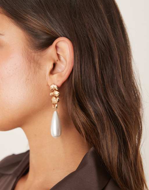 Pendientes de botón con diseño en forma de gota efecto fundido y detalle de perlas de imitación de ASOS DESIGN, 3 de 3