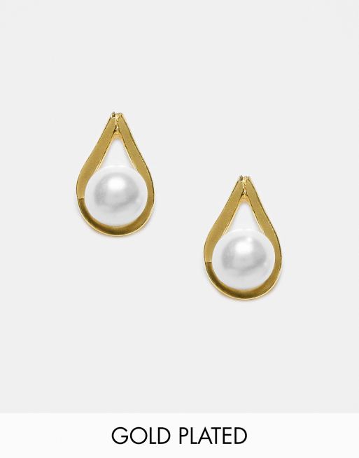 Pendientes de botón con diseño en forma de lágrima con perla chapados en oro de Kingsley Ryan