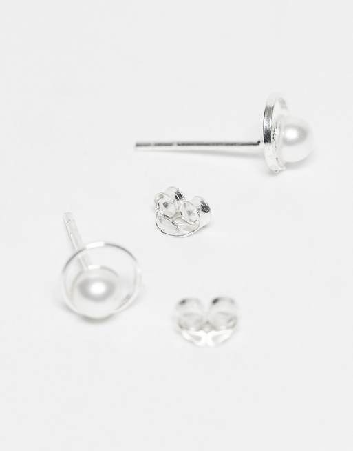 Pendientes de botón con diseño esférico calado y perla de plata de ley de Kingsley Ryan, 2 de 3