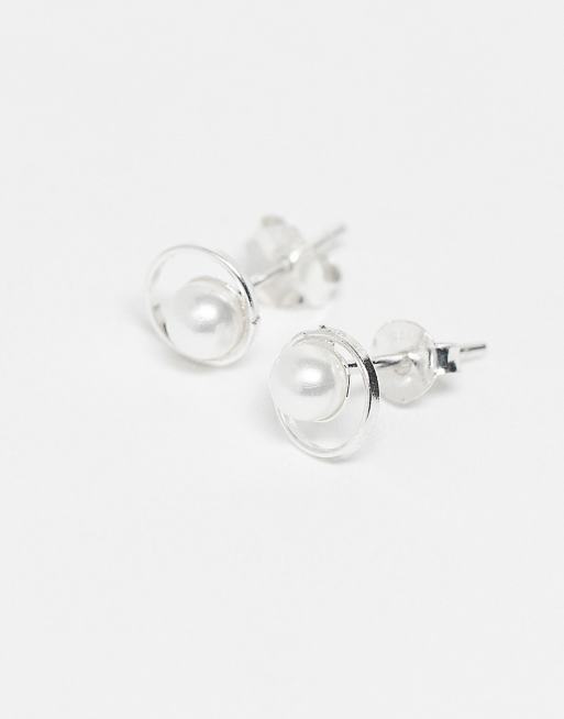 Pendientes de botón con diseño esférico calado y perla de plata de ley de Kingsley Ryan, 3 de 3